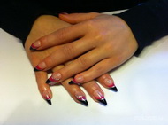 Zselés köröm lakkozással