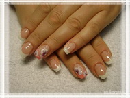 fehér és pink virággal