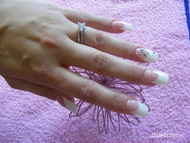 Francia műköröm díszítéssel