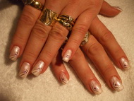 Zselés műköröm, lakk díszítéssel