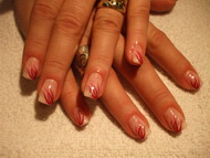 Zselés műköröm, lakk díszítéssel