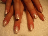 Zselés műköröm, lakk díszítéssel