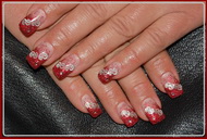 Piros, ezüsttel díszítve