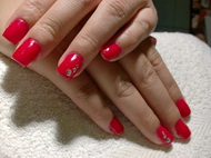 Piros köröm kövekkel