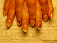 Francia körömágyhosszabbítással virágos díszítéssel