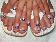 Lila körmök kézen és lábon