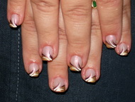 Arany-rózsaszín díszítésű köröm