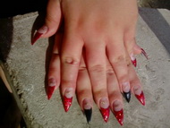 piros-fekete, gucci-s körömmatricás