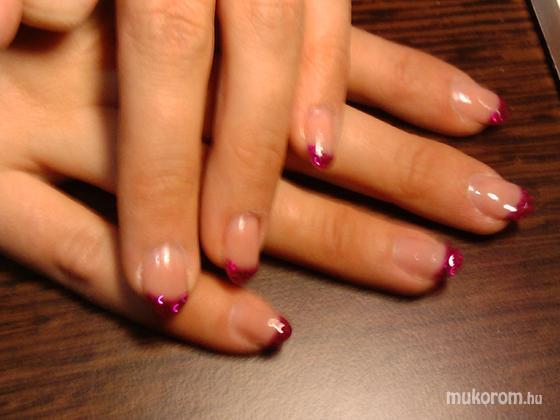 Darvas Juli (Villa Dejavu beauty and nails, II-III-XII. ker.) - rózsaszín francia csillám - 2011-02-20 17:07
