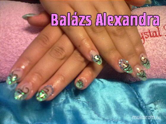Balázs Alexandra - akril csíkok - 2011-06-07 11:07