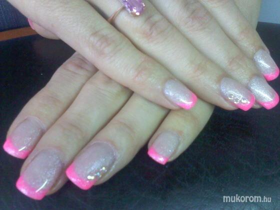 Szabó Niki - csillámos pink francia - 2011-08-18 18:25