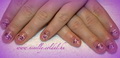 lila-rózsaszín akrill-díszítés manikűr után