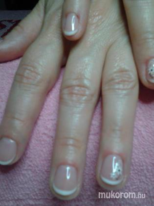 Nail Beauty körömszalon "crystal nails referencia szalon" - gél lakk - 2012-05-11 21:17