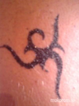 Málik  Andrea - csillám tetoválás - 2011-09-02 21:52