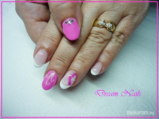 Dream Nails Körömstúdió - Pink strasszos virágos - 2014-05-12 21:34