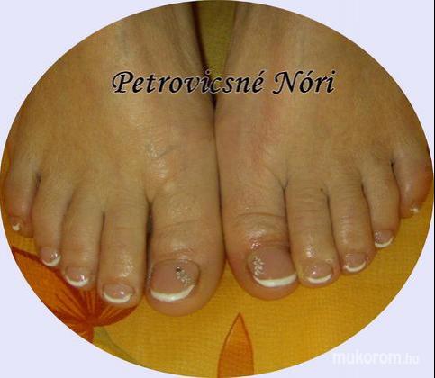 Petrovicsné  Nóri - szép lábkörmöt matricával - 2011-05-01 13:50