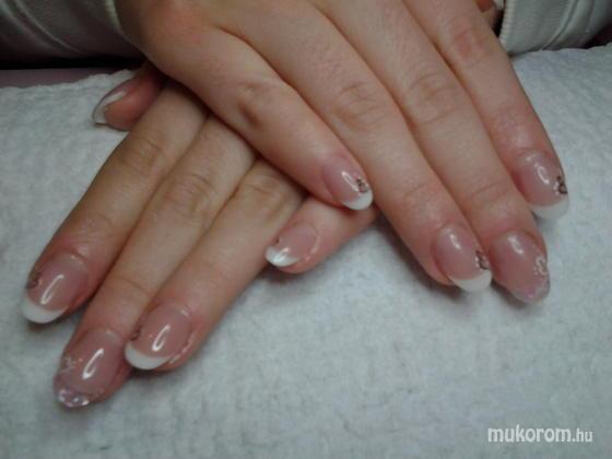 Nail Beauty körömszalon "crystal nails referencia szalon" - Zsófinak - 2012-10-30 23:48