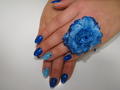 kék rózsával