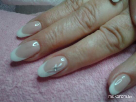 Nail Beauty körömszalon "crystal nails referencia szalon" - ismét francia - 2012-04-07 22:47