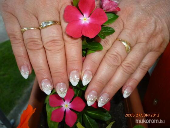 T Ildi-Kocska - fehér francia mini virágokkal - 2012-06-28 21:08