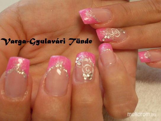 Varga-Gyulavári Tünde - pink kocka rózsával - 2012-08-10 23:12