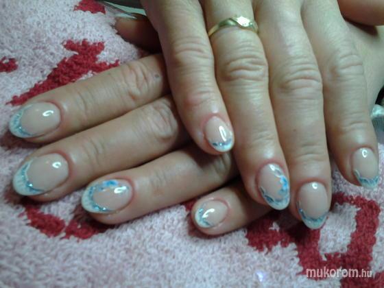 Nail Beauty körömszalon "crystal nails referencia szalon" - pici kékes - 2012-11-17 16:55
