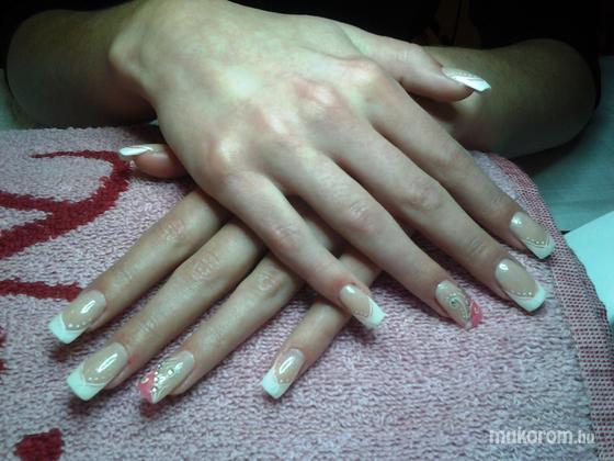 Nail Beauty körömszalon "crystal nails referencia szalon" - szallagavatóra - 2013-01-19 21:44