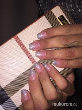 D. Noémi - Silver glitter nails - 2016-12-09 16:23