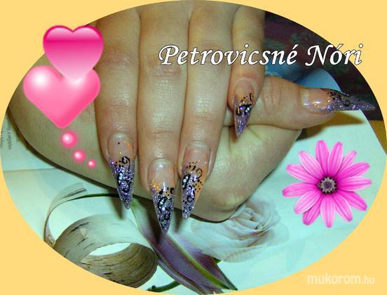 Petrovicsné  Nóri - hegyes csillámos akril mintával - 2011-03-15 18:28