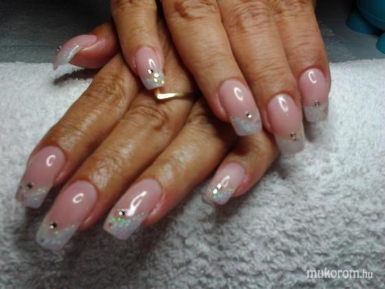 Nail Beauty körömszalon "crystal nails referencia szalon" - zselés - 2011-09-25 17:32