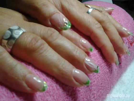 Nail Beauty körömszalon "crystal nails referencia szalon" - valami zöldes - 2011-09-30 20:46