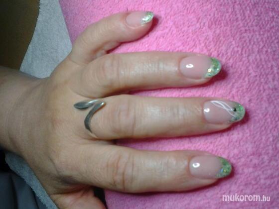 Nail Beauty körömszalon "crystal nails referencia szalon" - valami zöldes - 2011-09-30 20:47