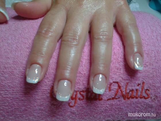 Nail Beauty körömszalon "crystal nails referencia szalon" - franciás - 2011-10-18 14:18