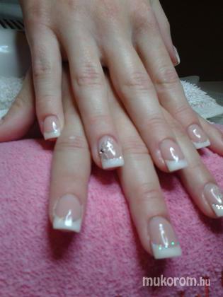 Nail Beauty körömszalon "crystal nails referencia szalon" - Dorinának - 2011-11-24 17:50