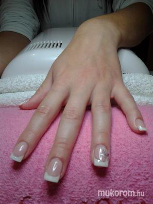 Nail Beauty körömszalon "crystal nails referencia szalon" - Dorinának - 2011-11-24 17:52