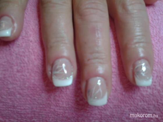 Nail Beauty körömszalon "crystal nails referencia szalon" - zselés virágos - 2011-12-11 20:03