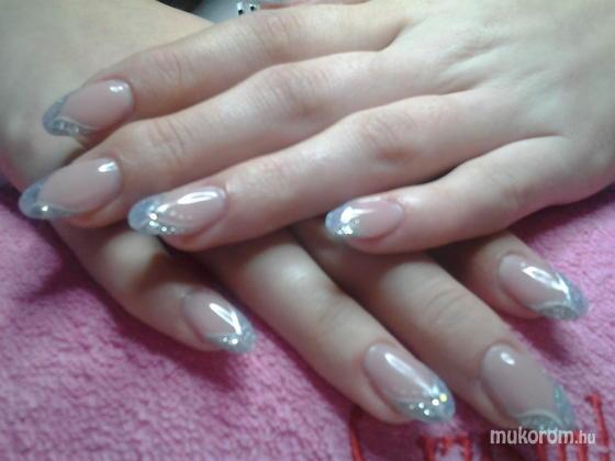 Nail Beauty körömszalon "crystal nails referencia szalon" - kékben - 2012-01-01 13:52