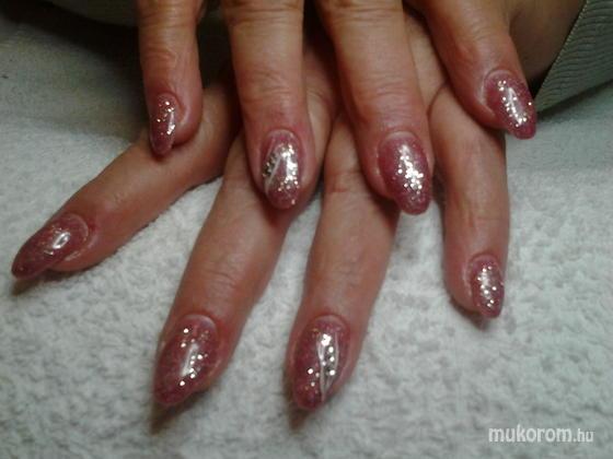 Nail Beauty körömszalon "crystal nails referencia szalon" - nagyon csillogós - 2012-01-01 13:56