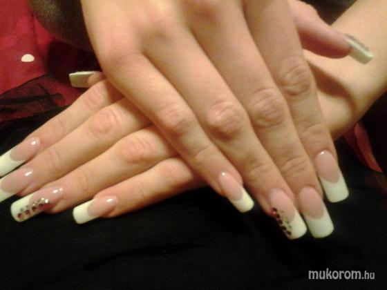 Nail Beauty körömszalon "crystal nails referencia szalon" - lányomnak - 2012-01-07 21:34
