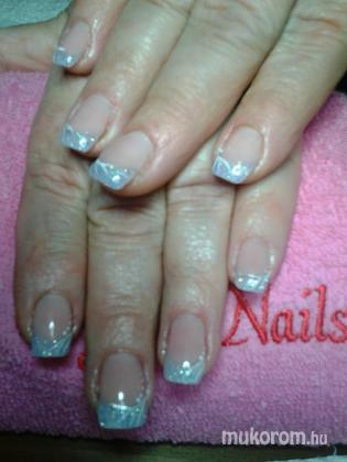 Nail Beauty körömszalon "crystal nails referencia szalon" - pici kékes - 2012-01-18 19:40