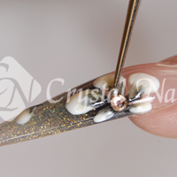 mukorom.hu - Crystal Nails 006-os hófehér dekor zselével, # 2-es Crystal Nails zselés díszítő ecsettel vonalakat húzunk. Majd kötés után fixáljuk a díszítést.