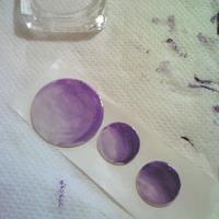 mukorom.hu - CN 006-os dekor gel és lila pigmentből megfestem az alap színt, majd lámpázom.
