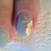 mukorom.hu - Fehér és sárga One Move akril festékkel a gyűrűs ujj körmére egymozdulat virágot, világoszölddel leveleket festettem. Tipragasztóval swarovski követ helyeztem a virág közepébe.
