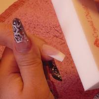 mukorom.hu - Fehér Crystal Nails buferral finomítom a köröm felületét, majd portalanítom.