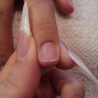 mukorom.hu - A kéz fertőtlenítése után hozzálátunk a bőr óvatos feltolásához és a letapadt rész kitisztításához, majd óvatosan mattítom a körömlemezt.