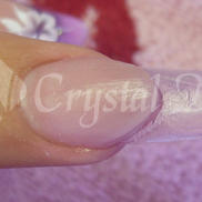 mukorom.hu - A résmentes sablon felhelyezése után Crystal Nails Clear porból alapréteget építek, és a Crystal Nails Cover Pink porból elkészítem a körömágy-hosszabbítást.